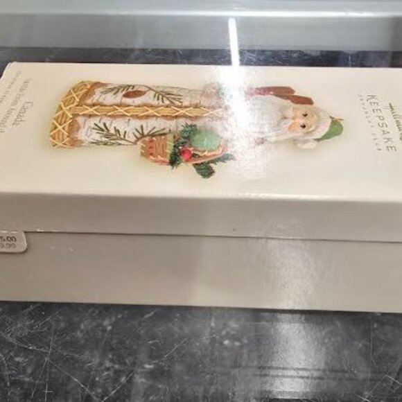 NEW UNOPENED BOX 2008 CANADA Santas Around the World by Hallmark Gold Crown - Picture 3 of 6